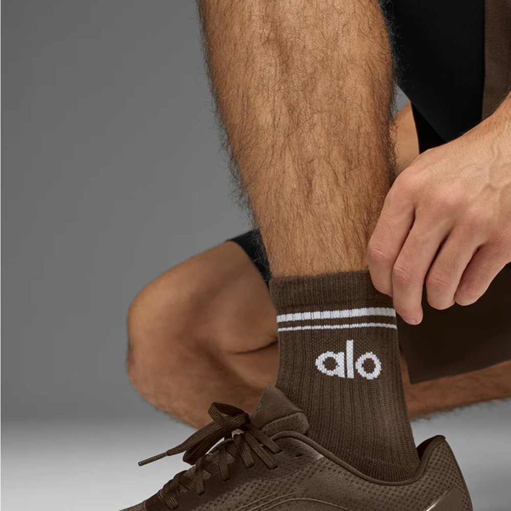 ALO Yoga Dark Espresso Unisex Half crew Socks Size M - Picture 3 of 7